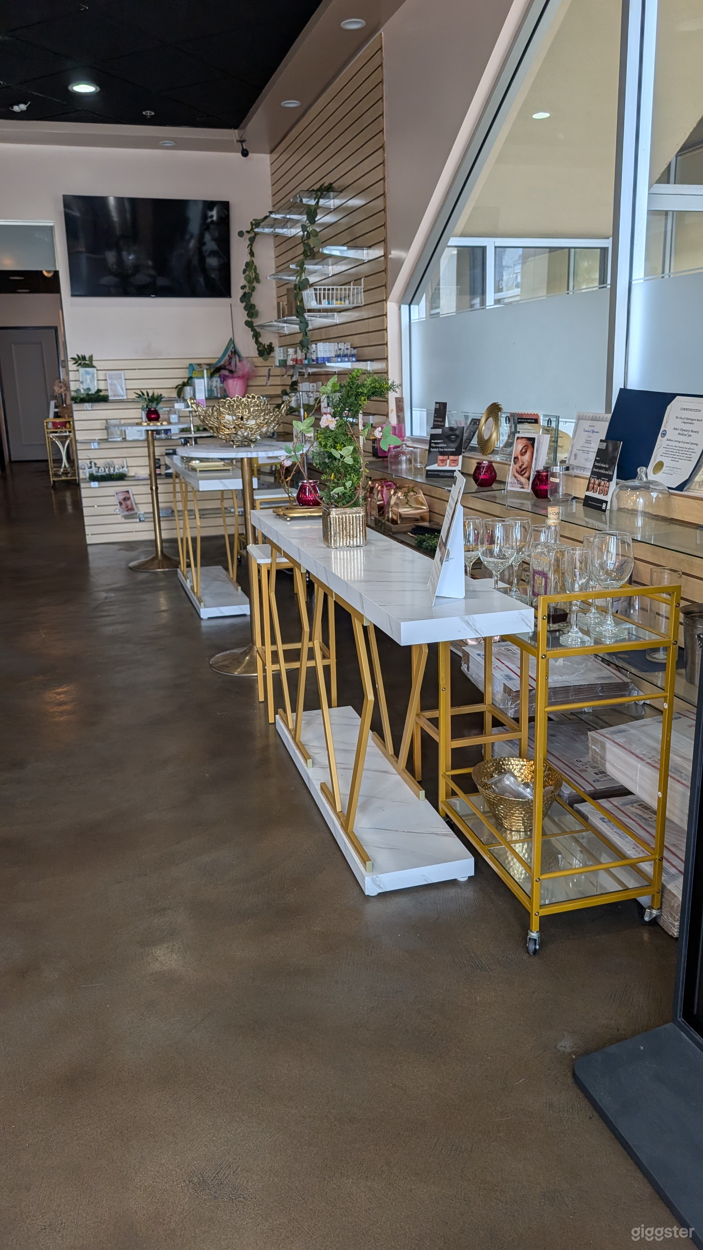 Cozy & Modern Workspace in Prime Location Photo 1