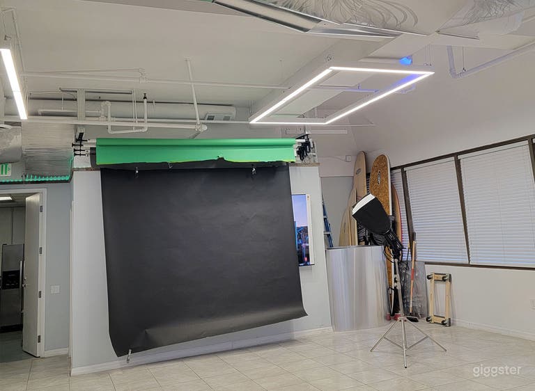  Photo studio with multiple back drops. 