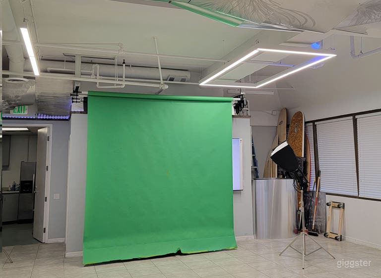  Photo studio with multiple back drops. 