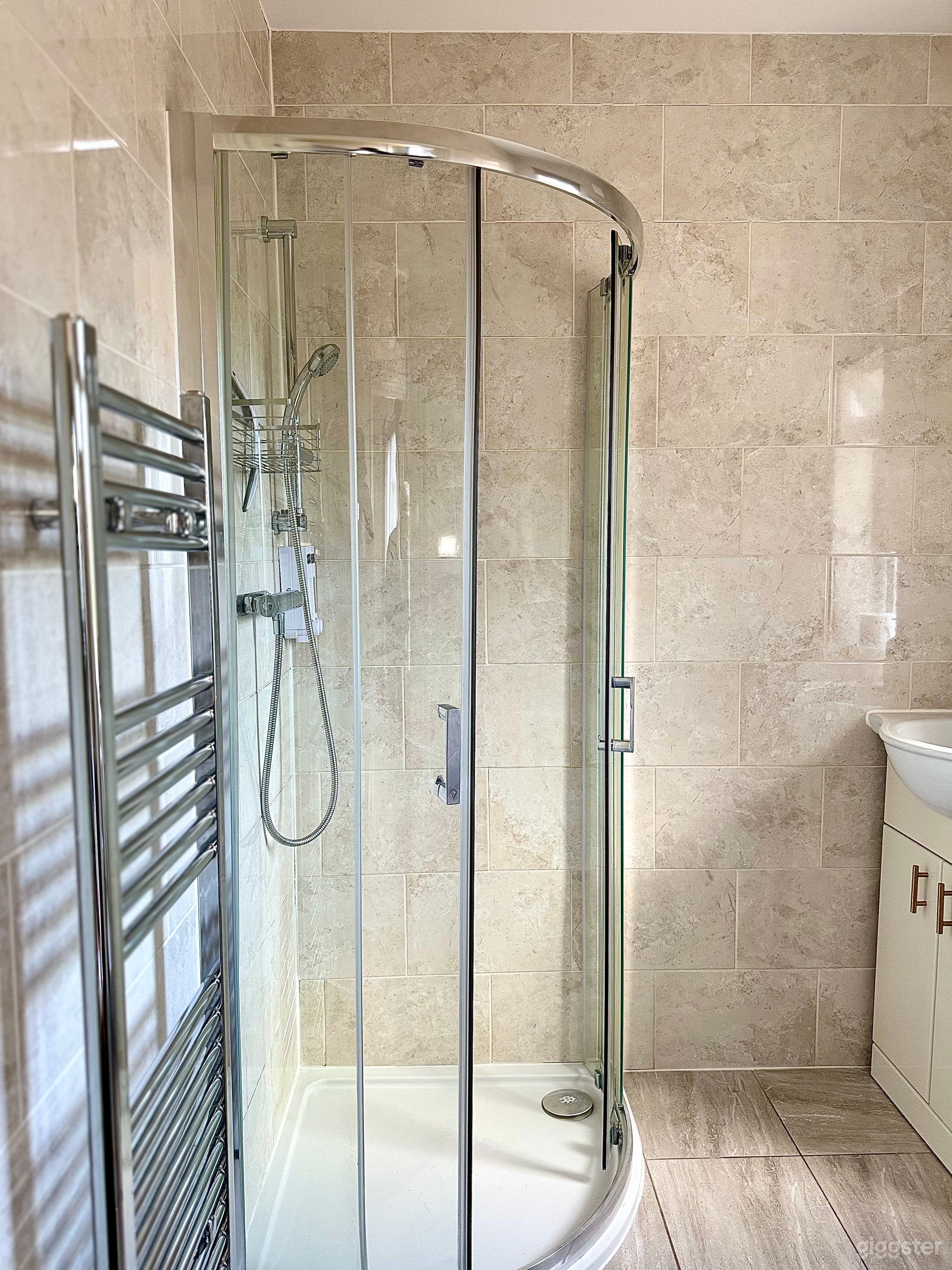 Modern Family Home Natural Light Spacious Garden Photo 4