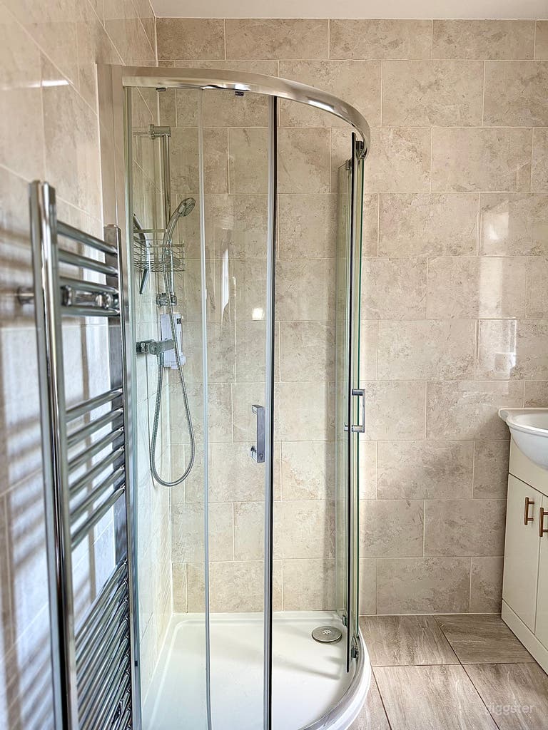  Modern Family Home Natural Light Spacious Garden 