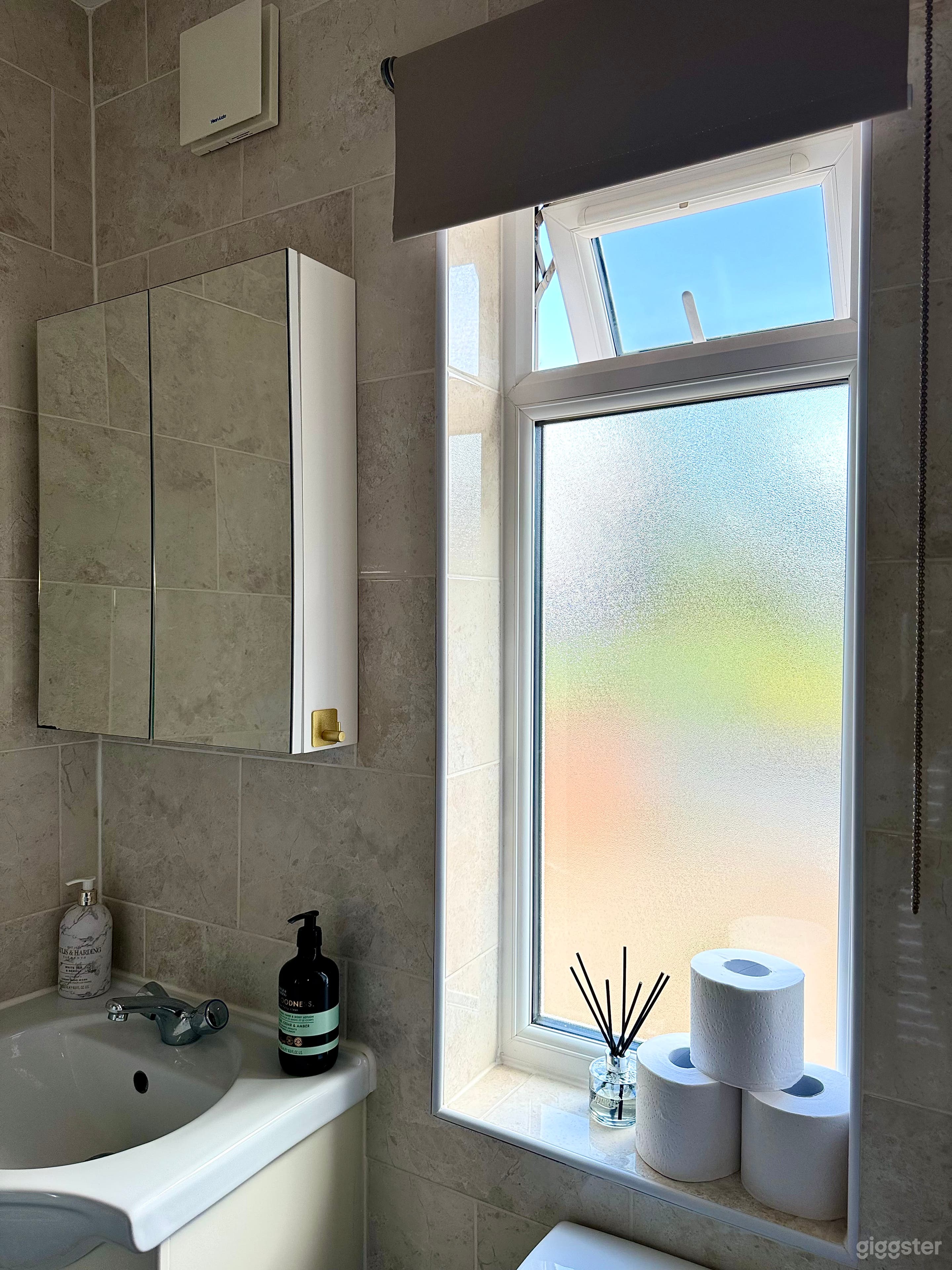 Modern Family Home Natural Light Spacious Garden Photo 2