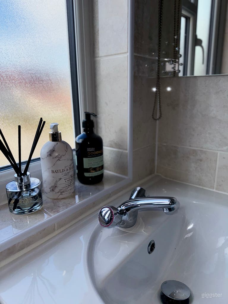  Modern Family Home Natural Light Spacious Garden 