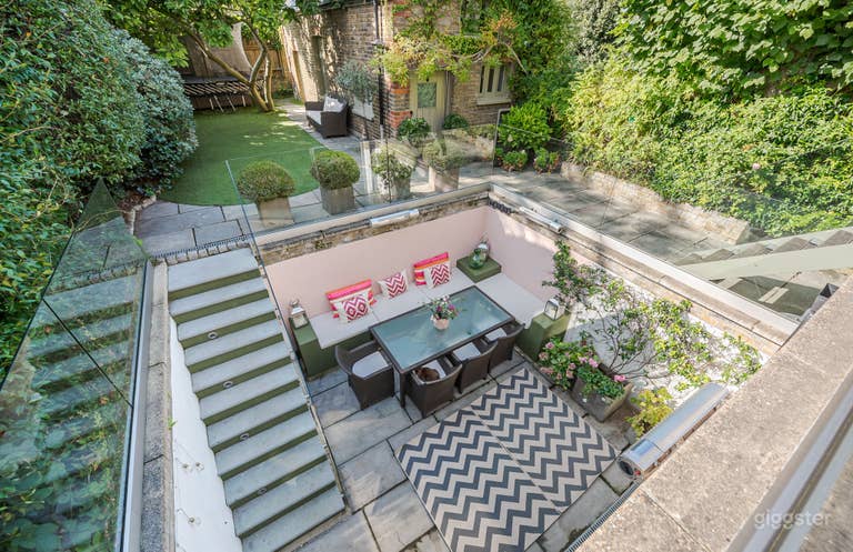  Wandsworth Home With Outdoor Split-Level Dining 