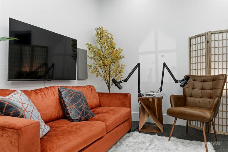  Couch Talk |  Podcast & Conversation Studio 