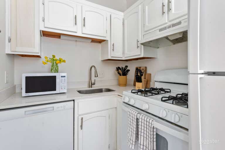  Parkfront Bloom - Chic Studio Park Nearby 