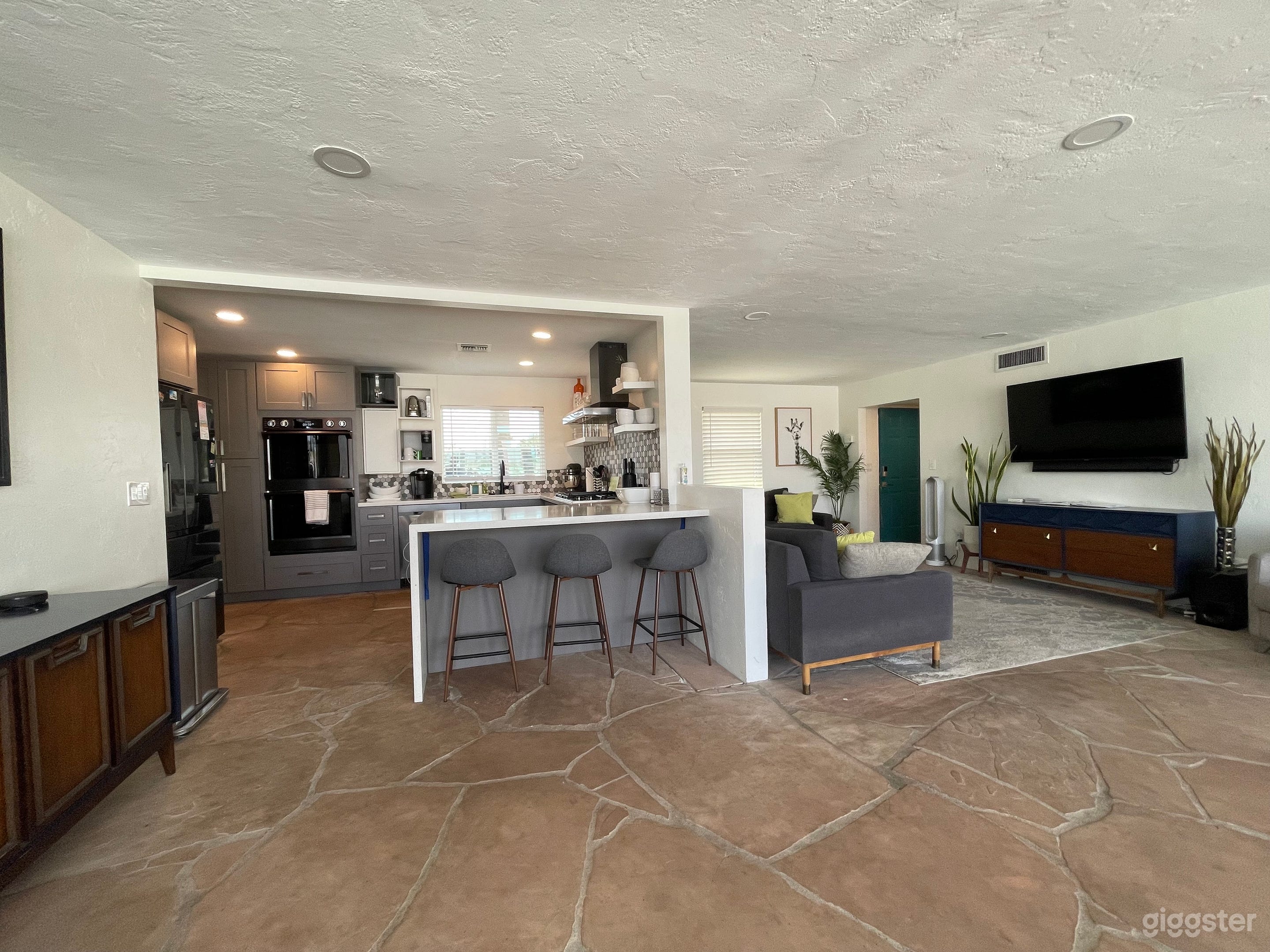 Mid Century Tucson Oasis Photo 4