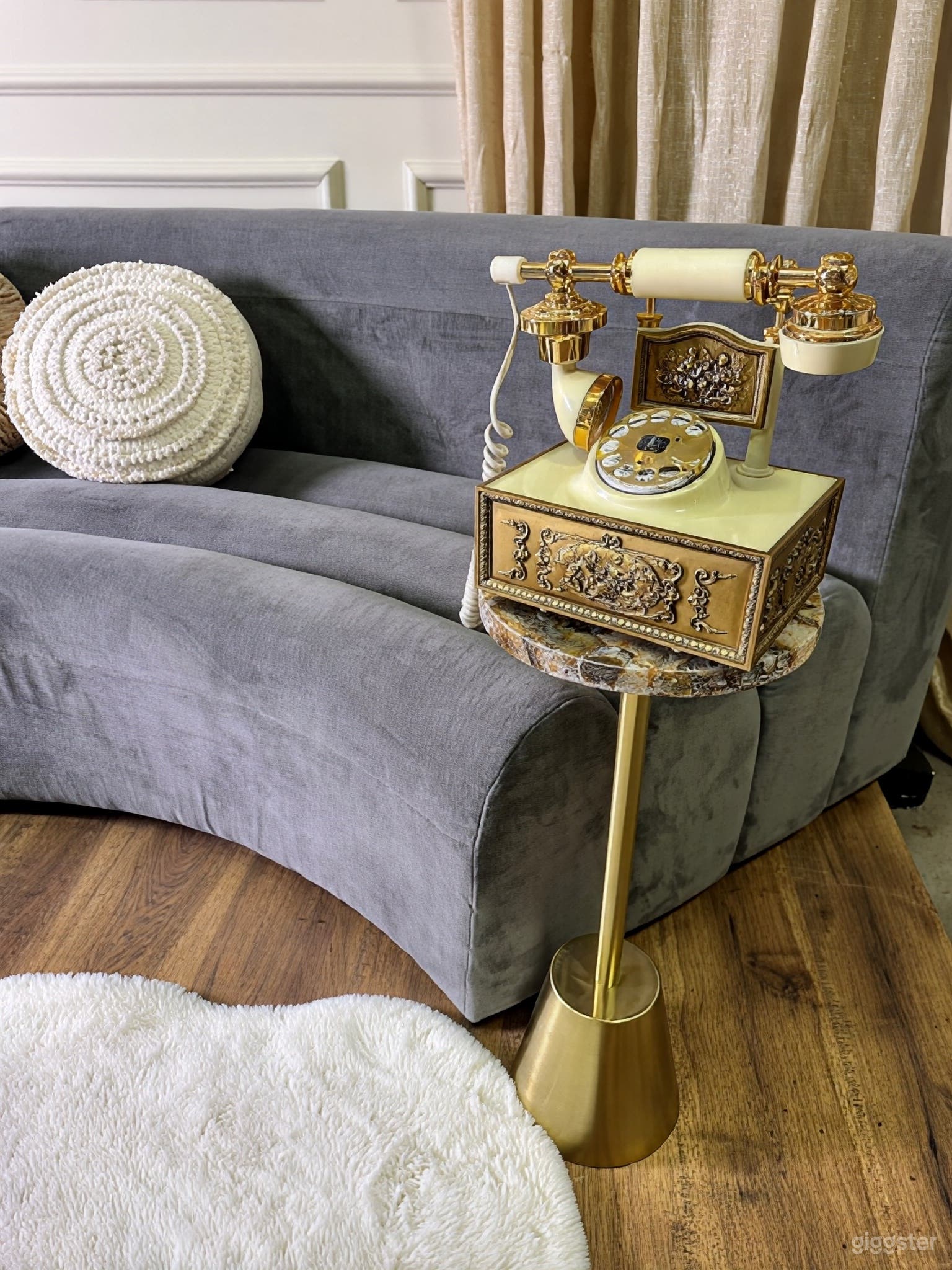 Minimalist Lounge: Curved Velvet Sectional - Photo Studio Photo 4