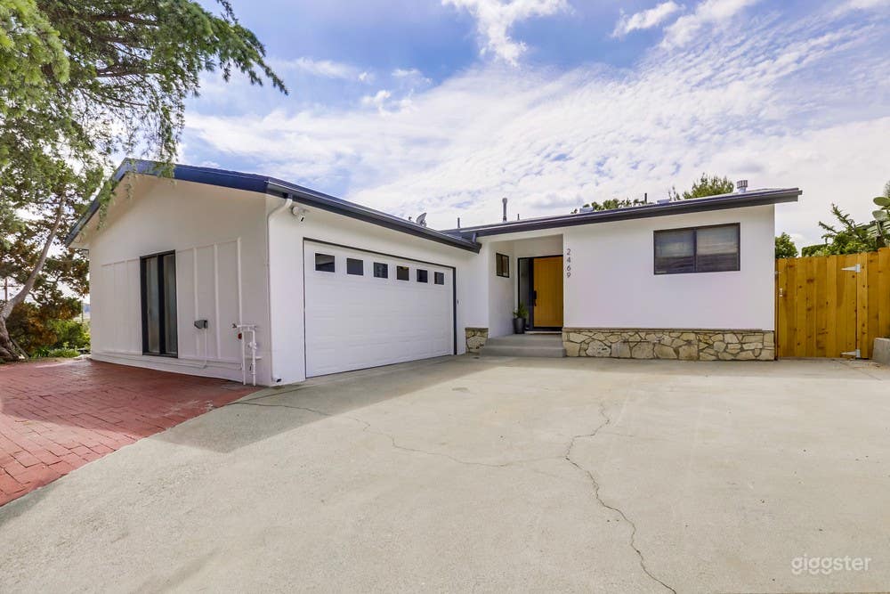 Family Home w/ Pool and Jacuzzi Photo 3