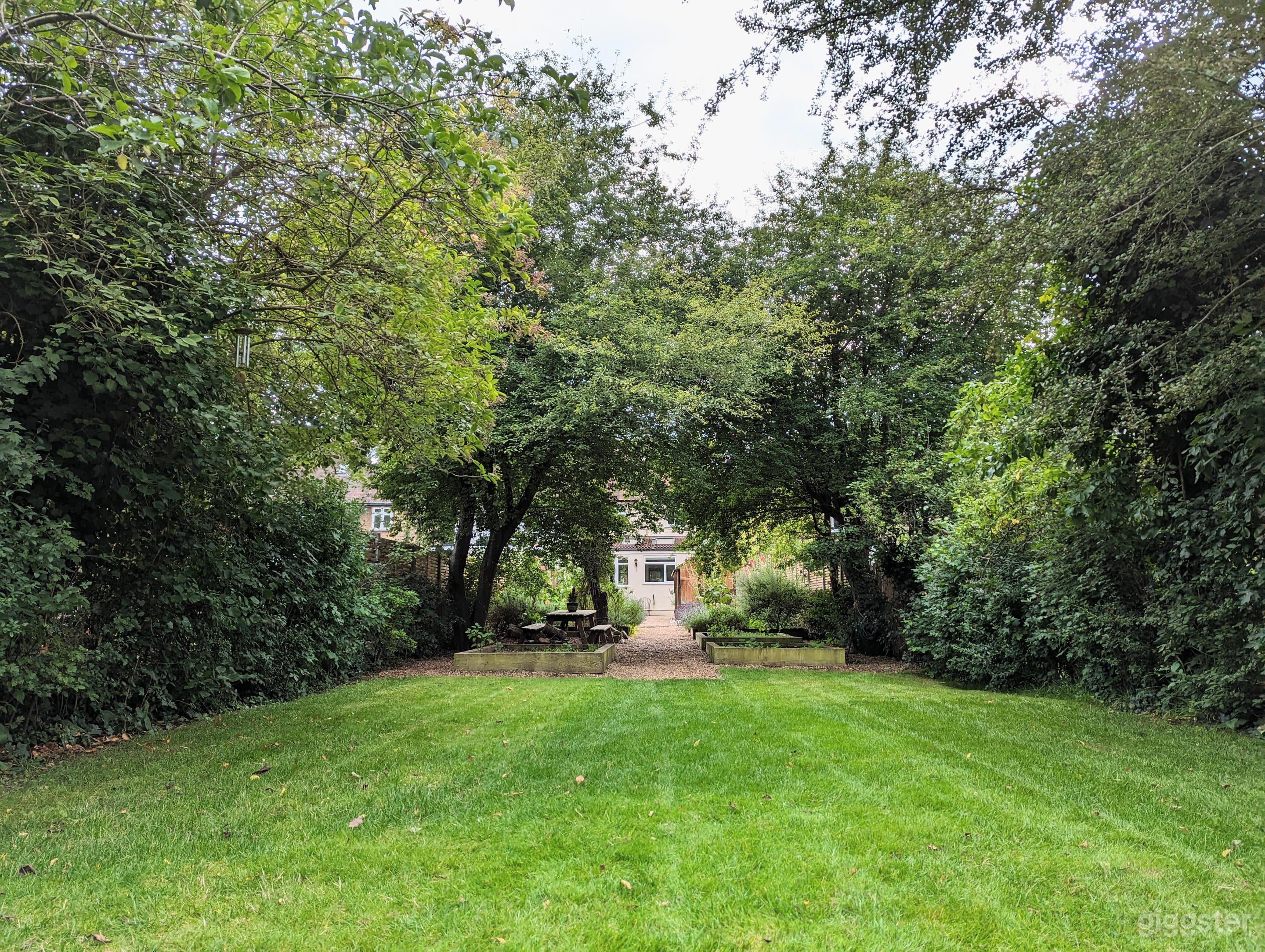 Spacious and Charming Backyard Hideaway Photo 4