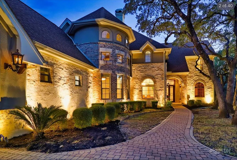  Le Petit Chateau Of Austin 