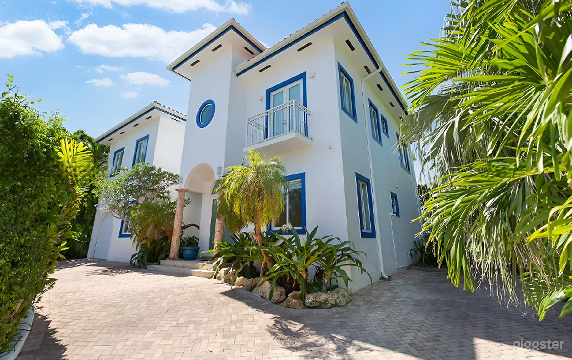 Modern Luxury Residence with Expansive Backyard (fullbuyout) Photo 1