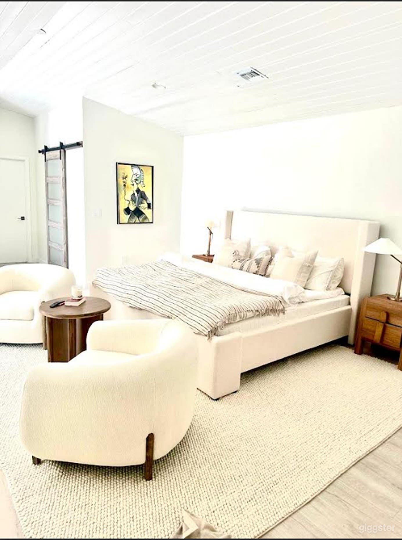 Modern Luxury Residence with Expansive Backyard (fullbuyout) Photo 4