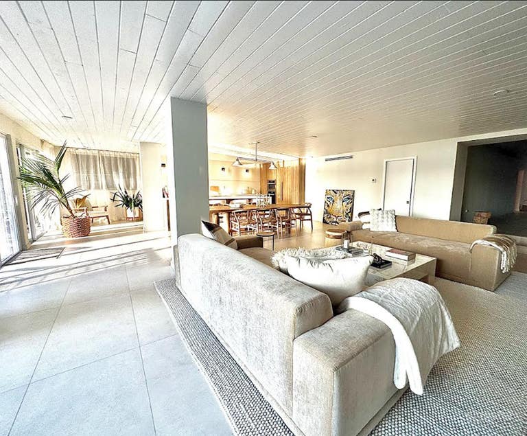  Modern Luxury Residence with Expansive Backyard (fullbuyout) 