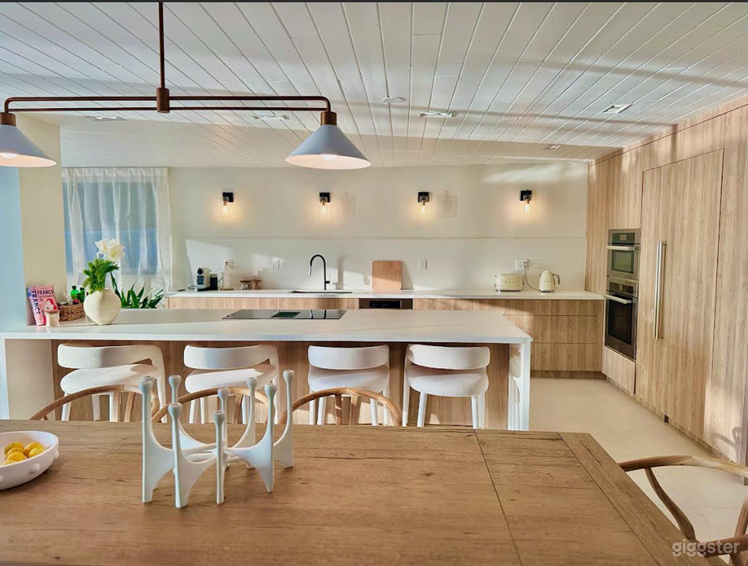 Modern Luxury Residence with Expansive Backyard (fullbuyout) Photo 2