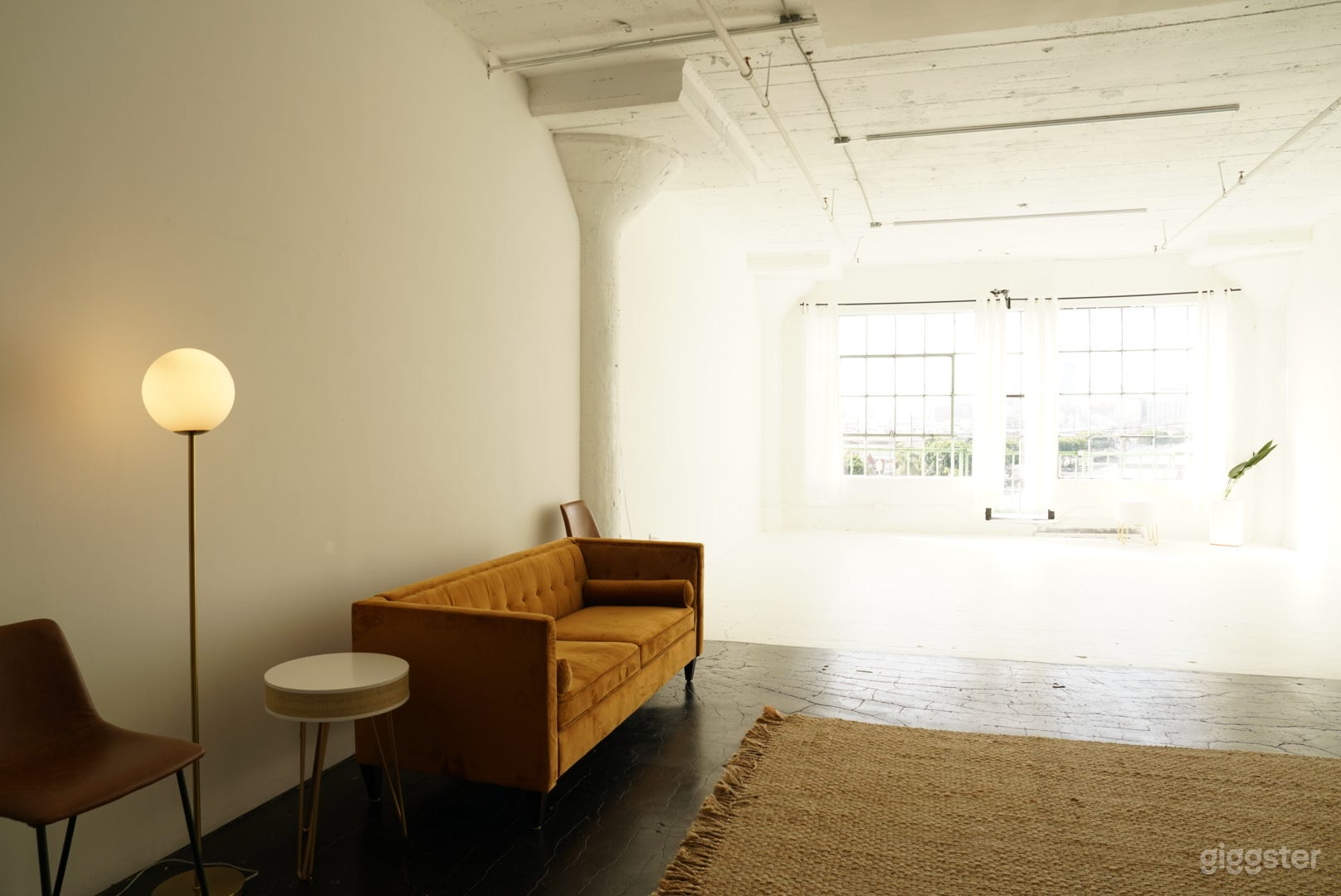 Modern &amp; Natural Daylight Studio with DTLA View Photo 2