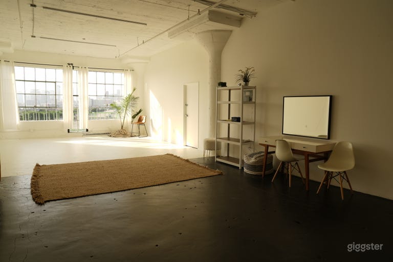  Modern & Natural Daylight Studio with DTLA View 