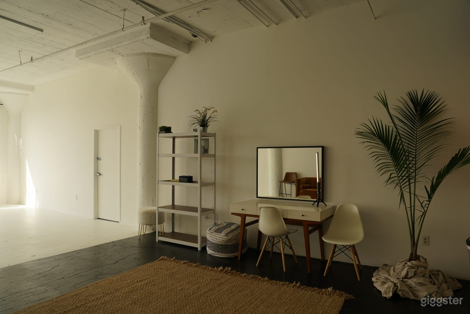 Modern &amp; Natural Daylight Studio with DTLA View Photo 4