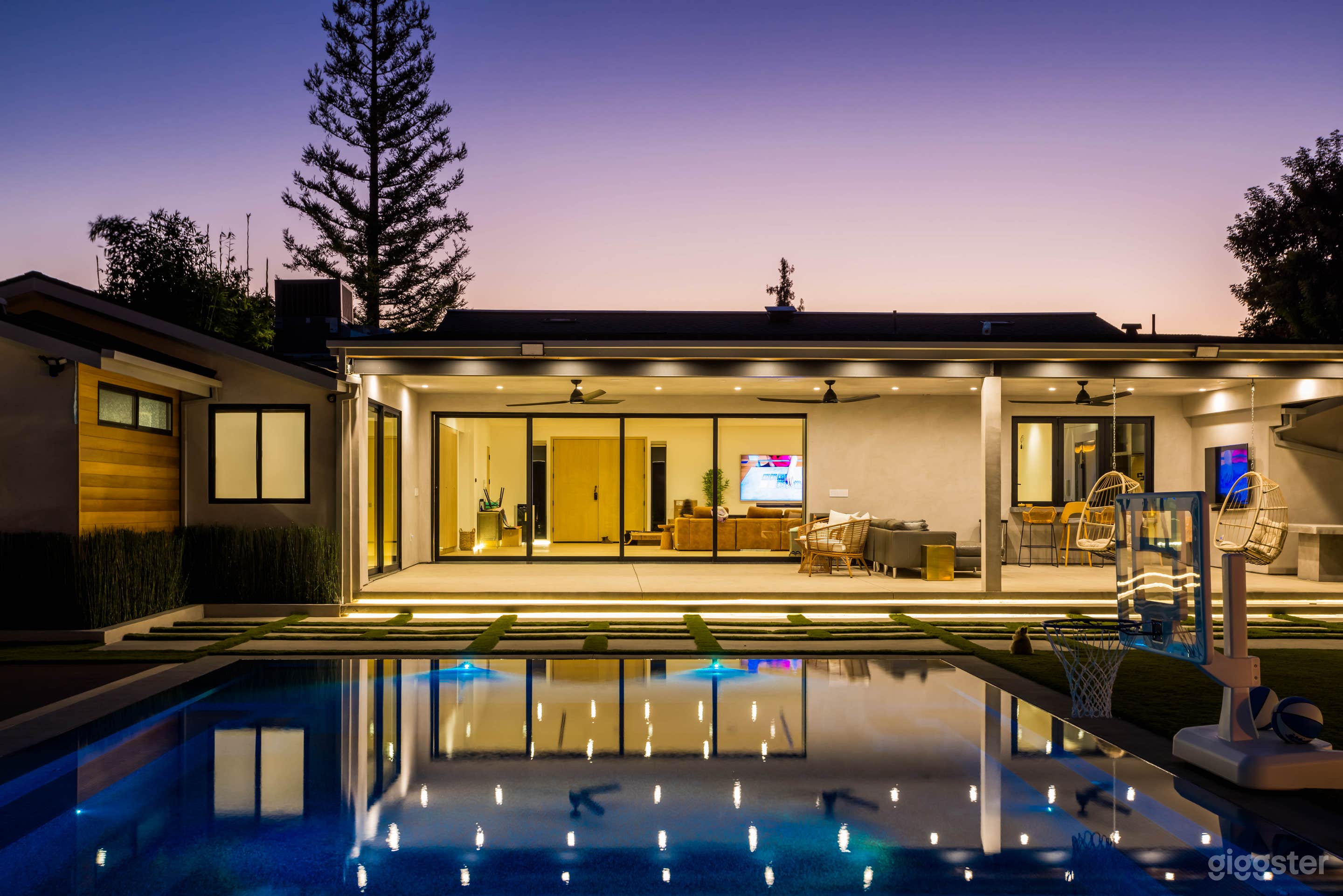 Stunning home with pool Photo 1