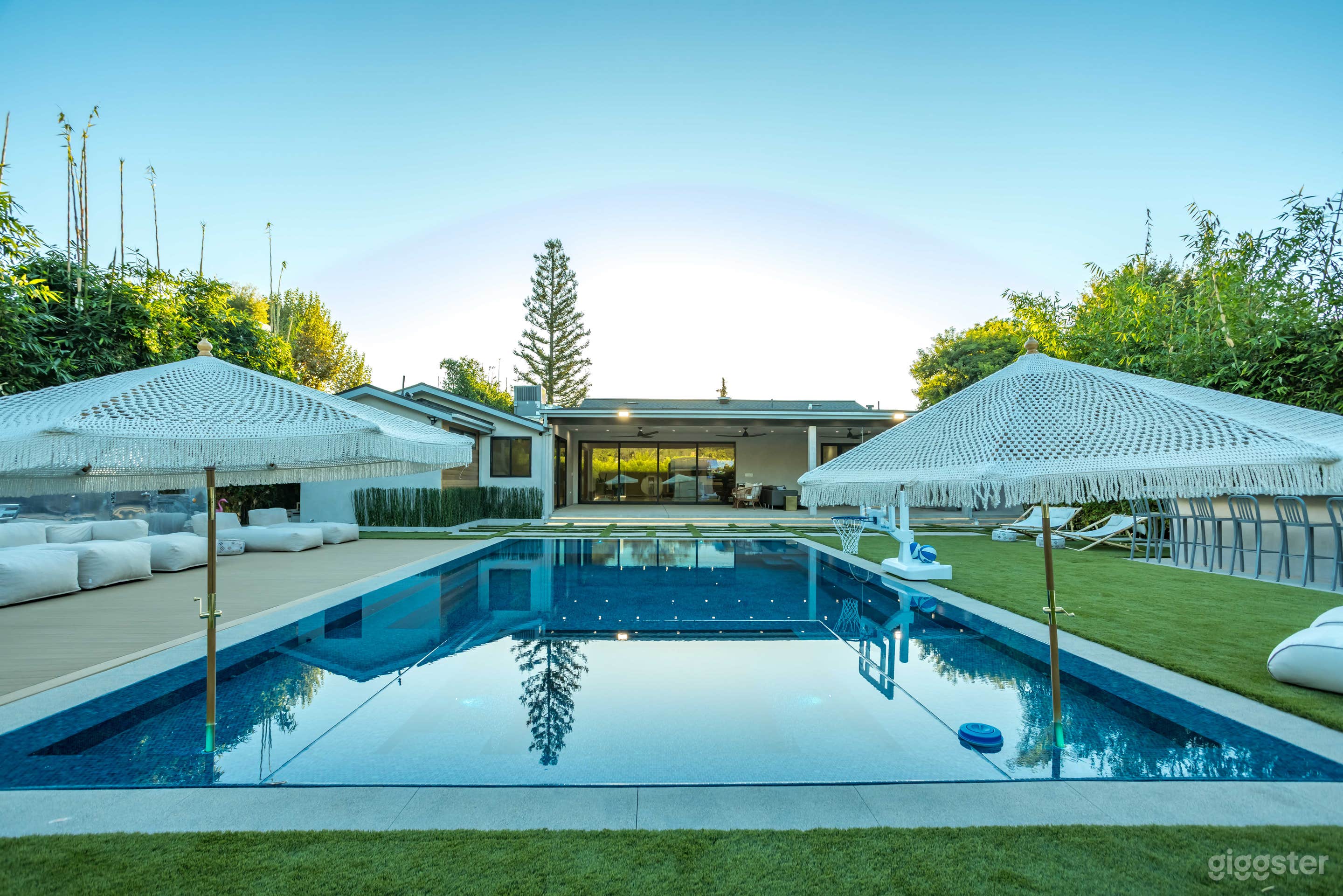 Stunning home with pool Photo 4