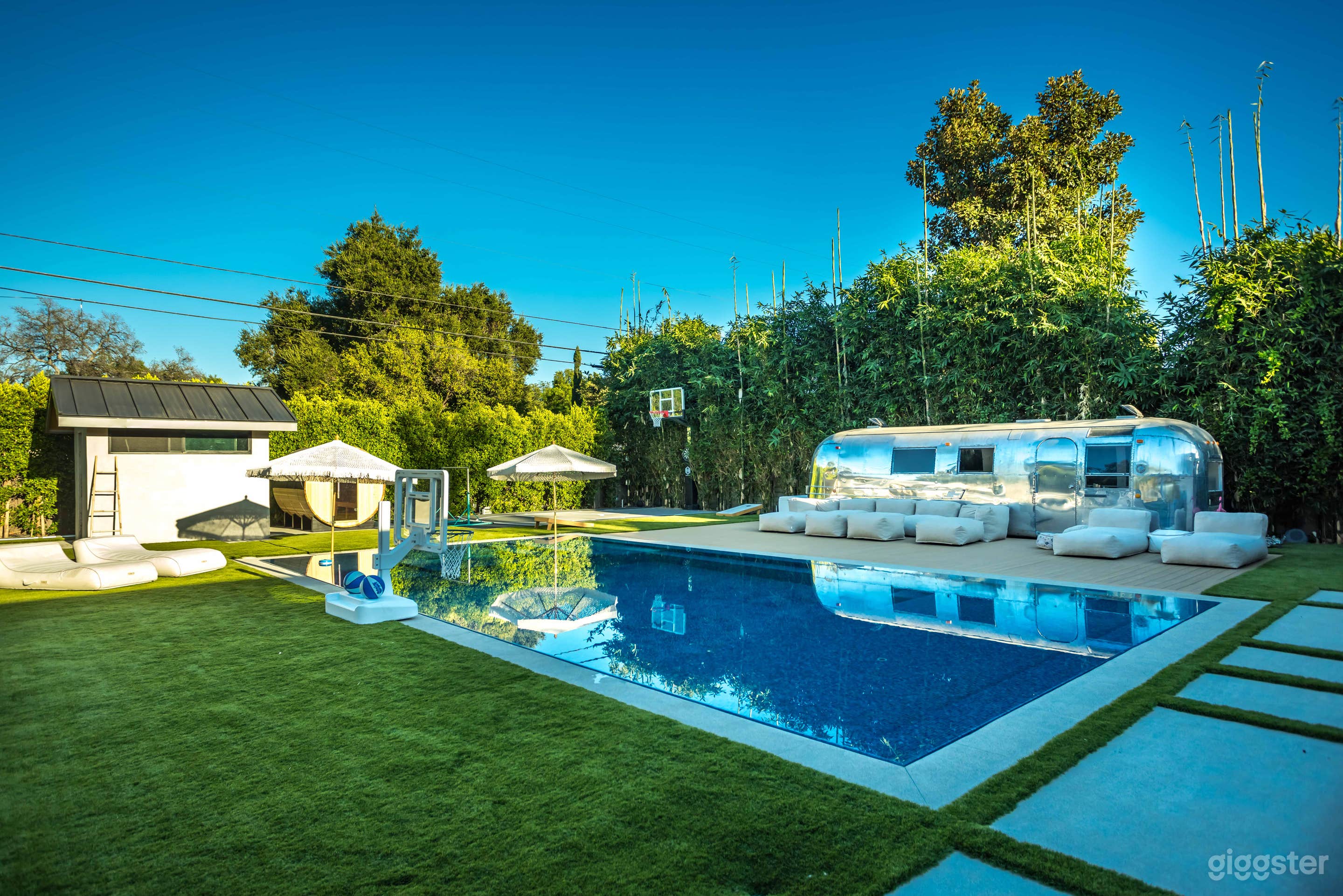Stunning home with pool Photo 3