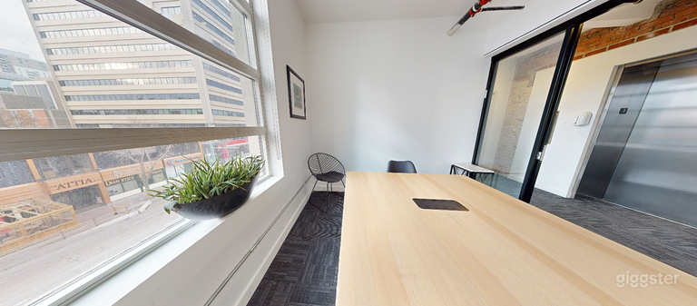  Bright & Private 4-Person Meeting Room 