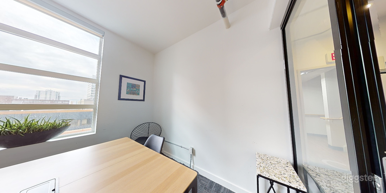  Bright & Private 4-Person Meeting Room 
