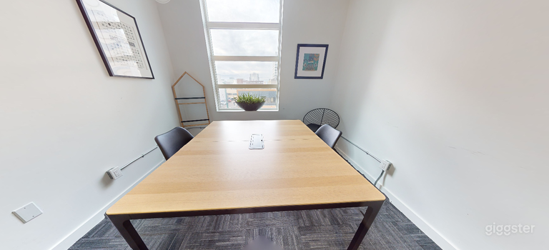  Bright & Private 4-Person Meeting Room 