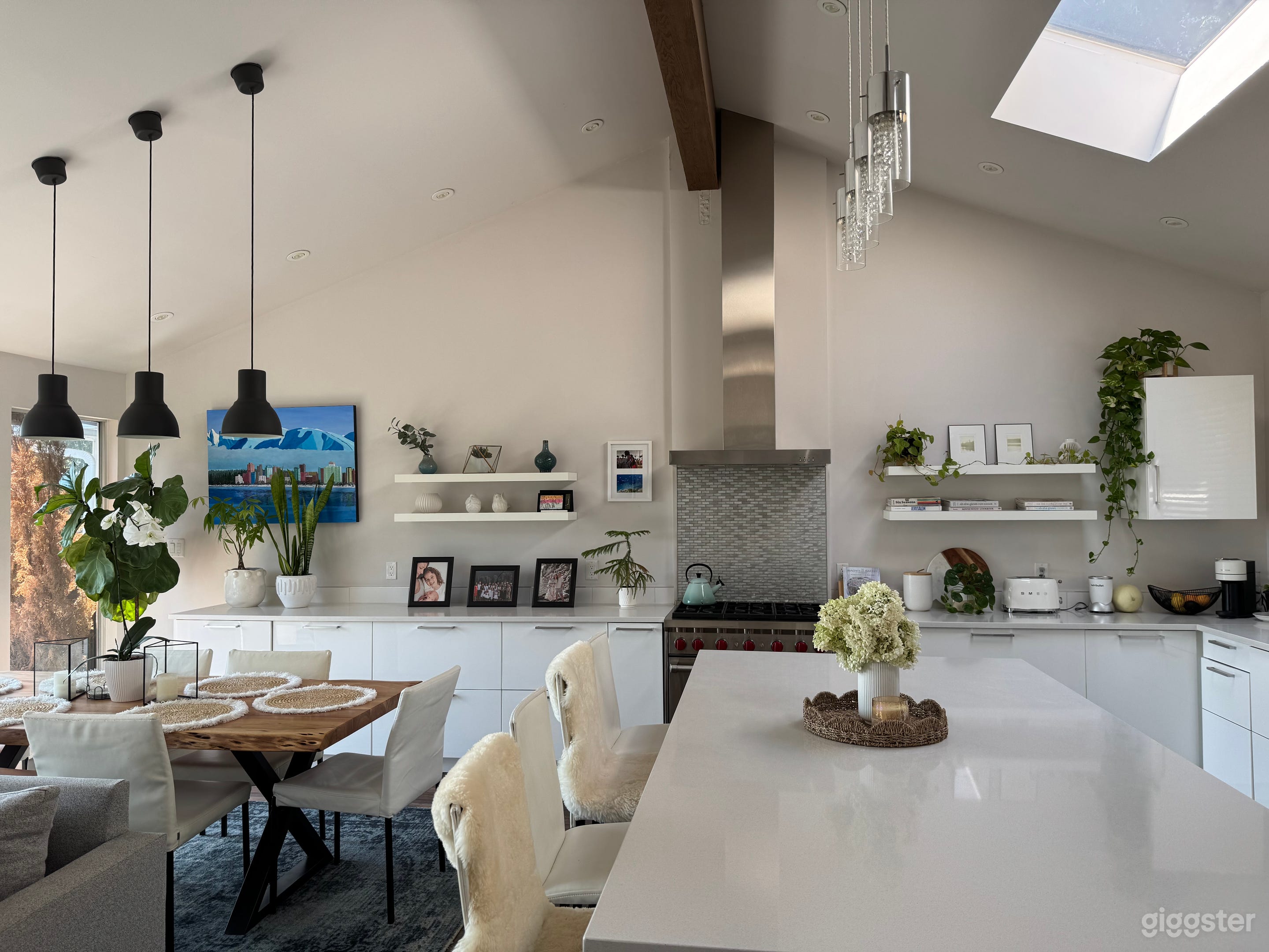 Modern bright home with spectacular city views Photo 3