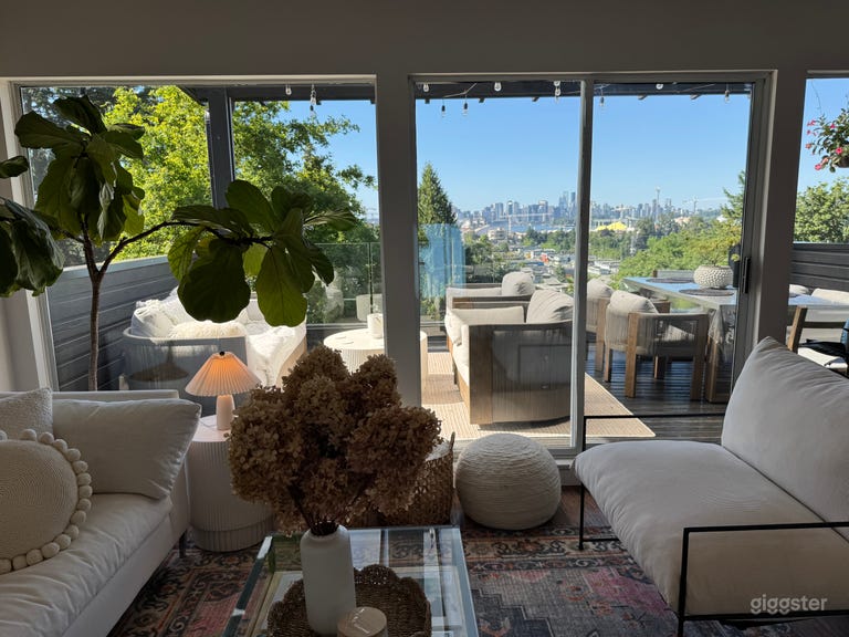  Modern home with spectacular city & harbour views 