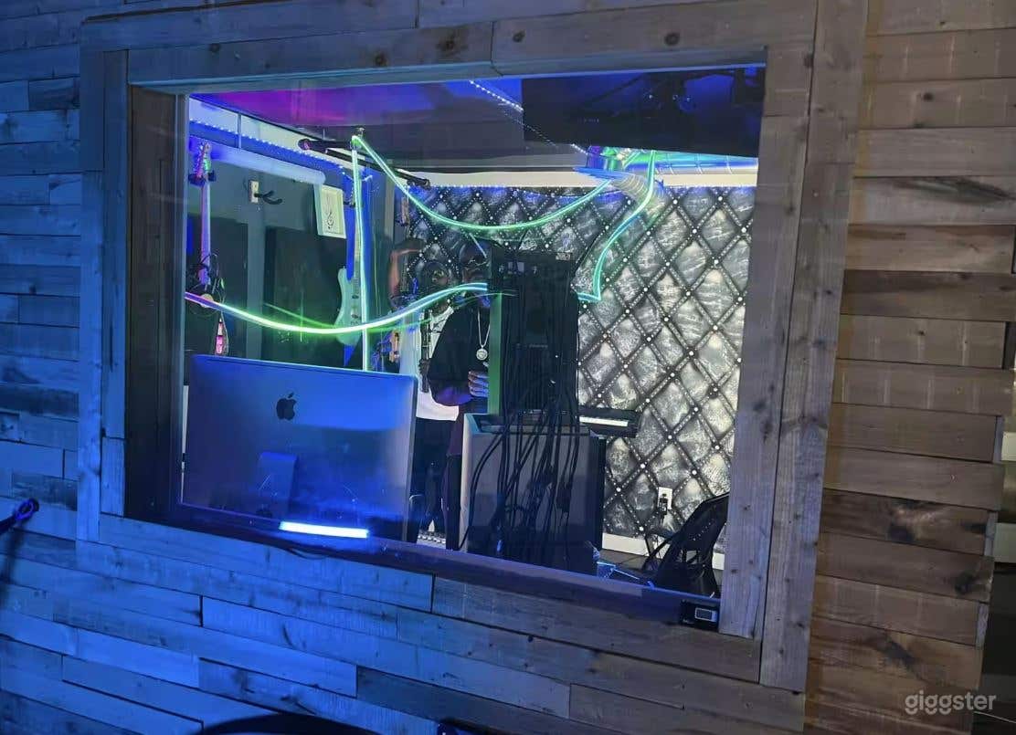 Fully-Equipped Recording Studio  Photo 3