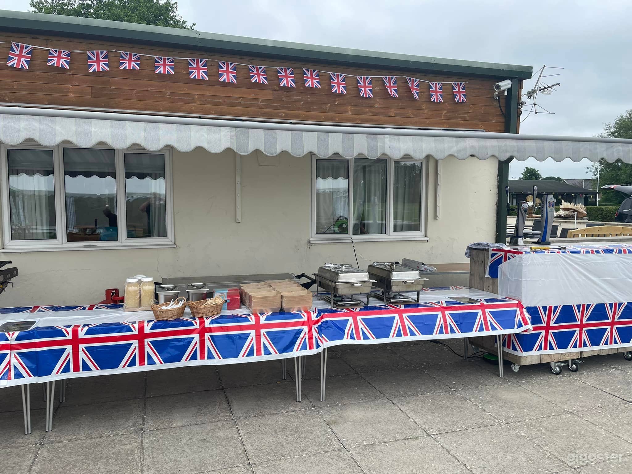 Spacious and Bright Outdoor Garden and Field Photo 2