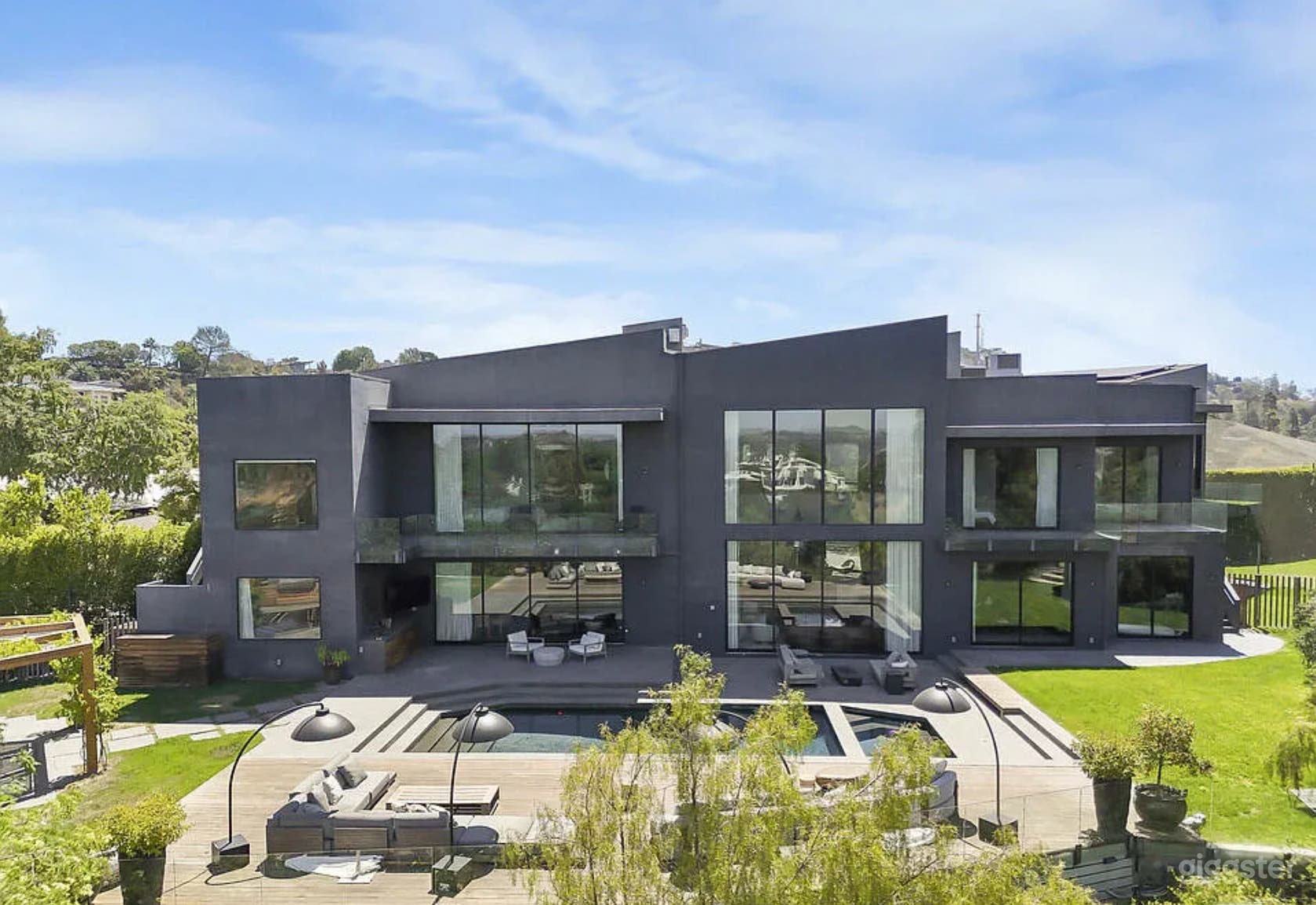 GLASS VISTA MANSION: MODERN MINIMAL, CANYON VIEWS Photo 2