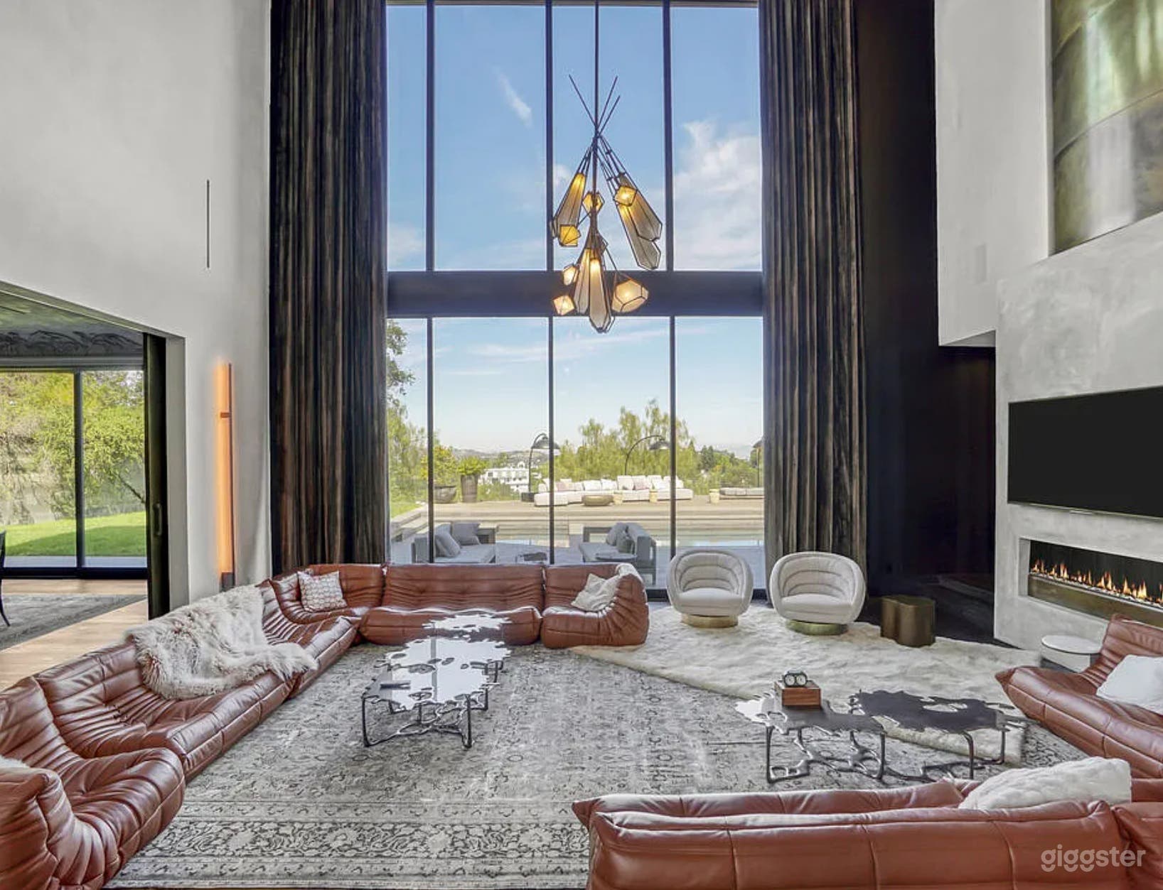 GLASS VISTA MANSION: MODERN MINIMAL, CANYON VIEWS Photo 4