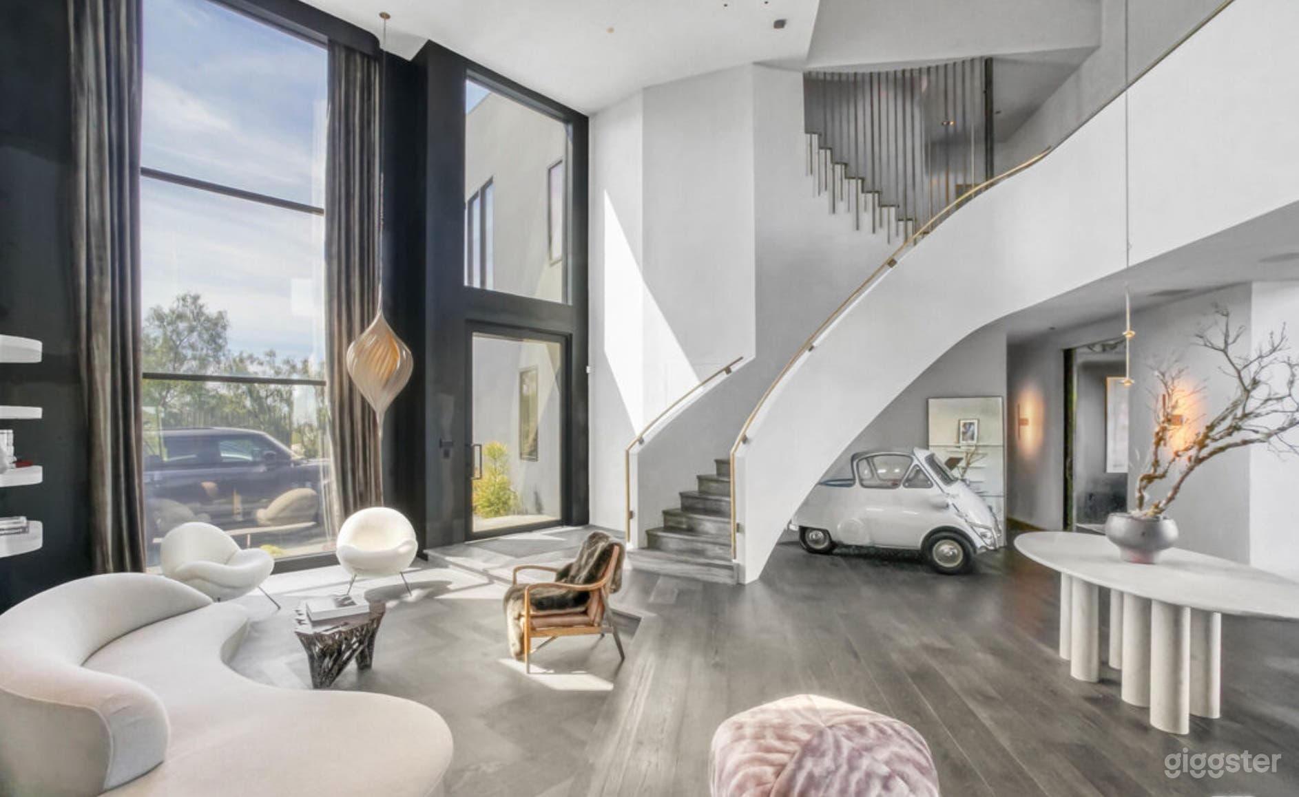 GLASS VISTA MANSION: MODERN MINIMAL, CANYON VIEWS Photo 3