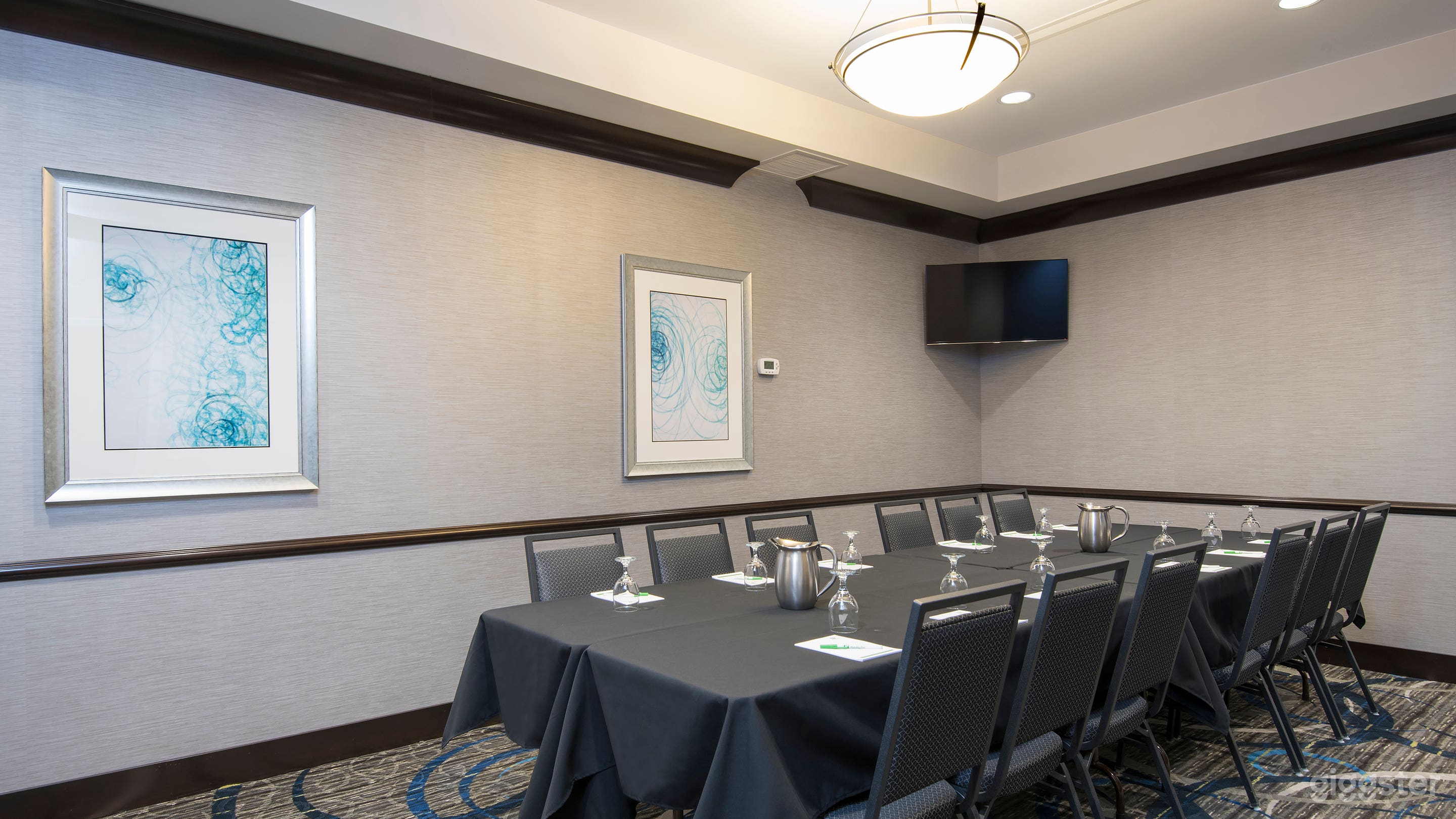 Modern Conference Room Photo 2