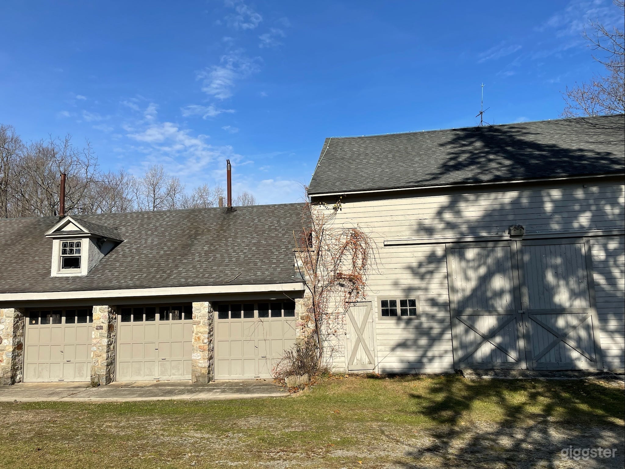 English style Estate with Barn and Greenhouse Photo 2