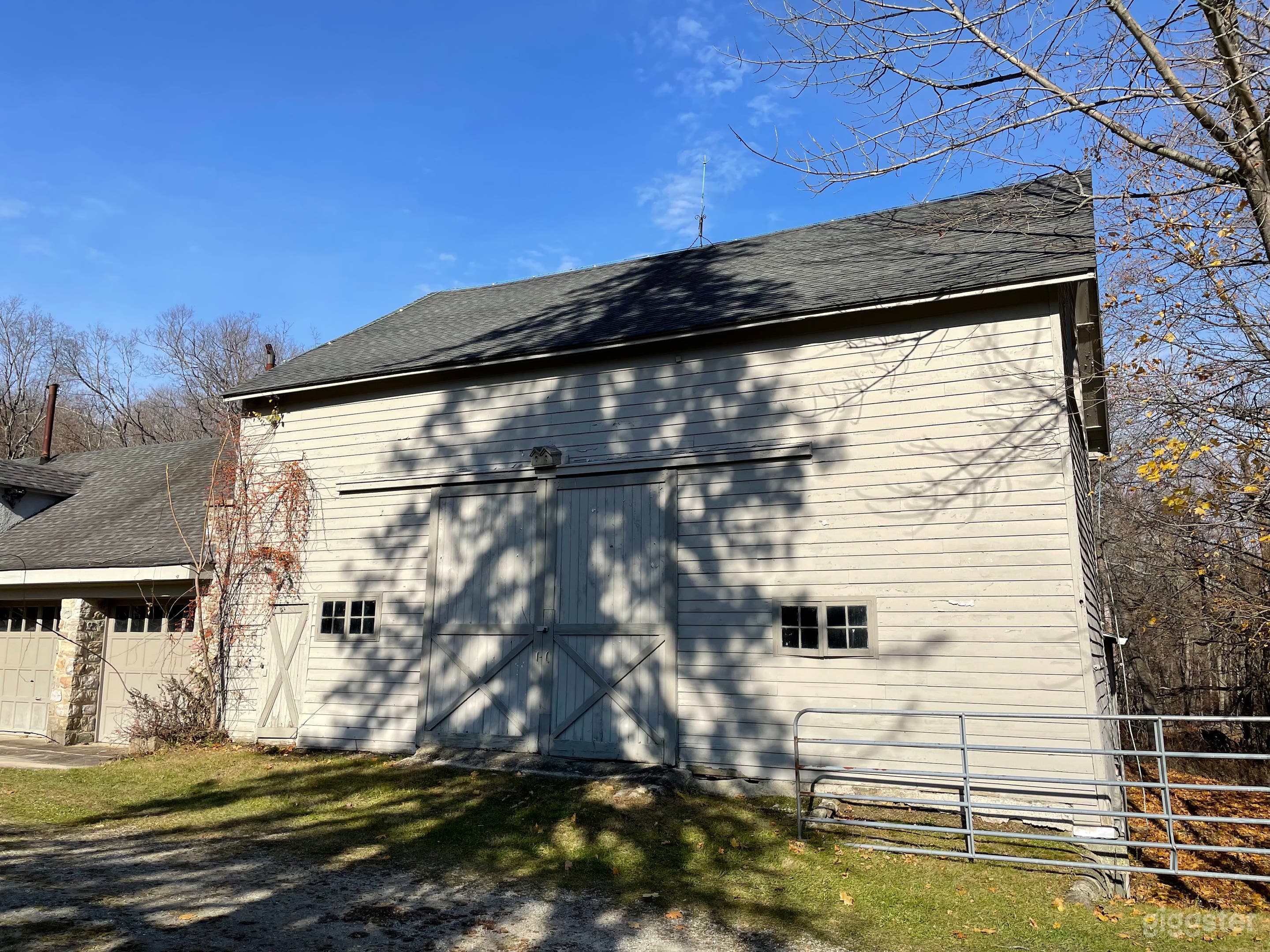 English style Estate with Barn and Greenhouse Photo 3