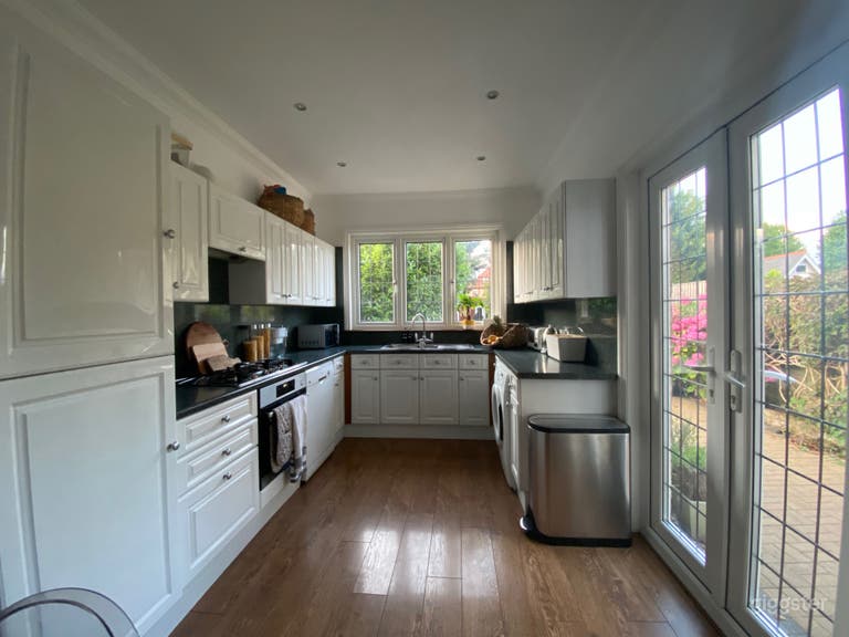  Edwardian Family Home with Garden & Driveway | North London 