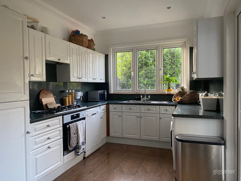  Edwardian Family Home with Garden & Driveway | North London 