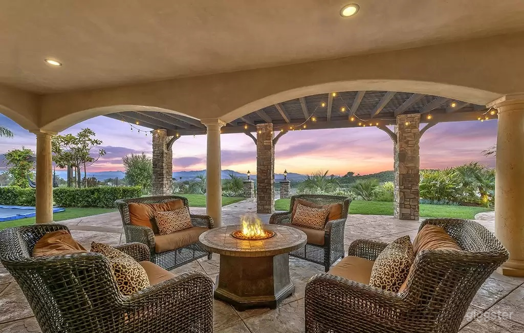 Tuscan Style Villa w Outdoor Oasis Photo 4