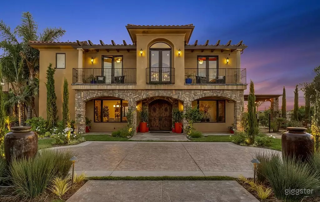 Tuscan Style Villa w Outdoor Oasis Photo 2