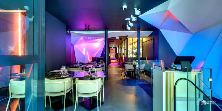  Comedy Club Modernes Restaurant mit beleuchteten Innenräumen 
