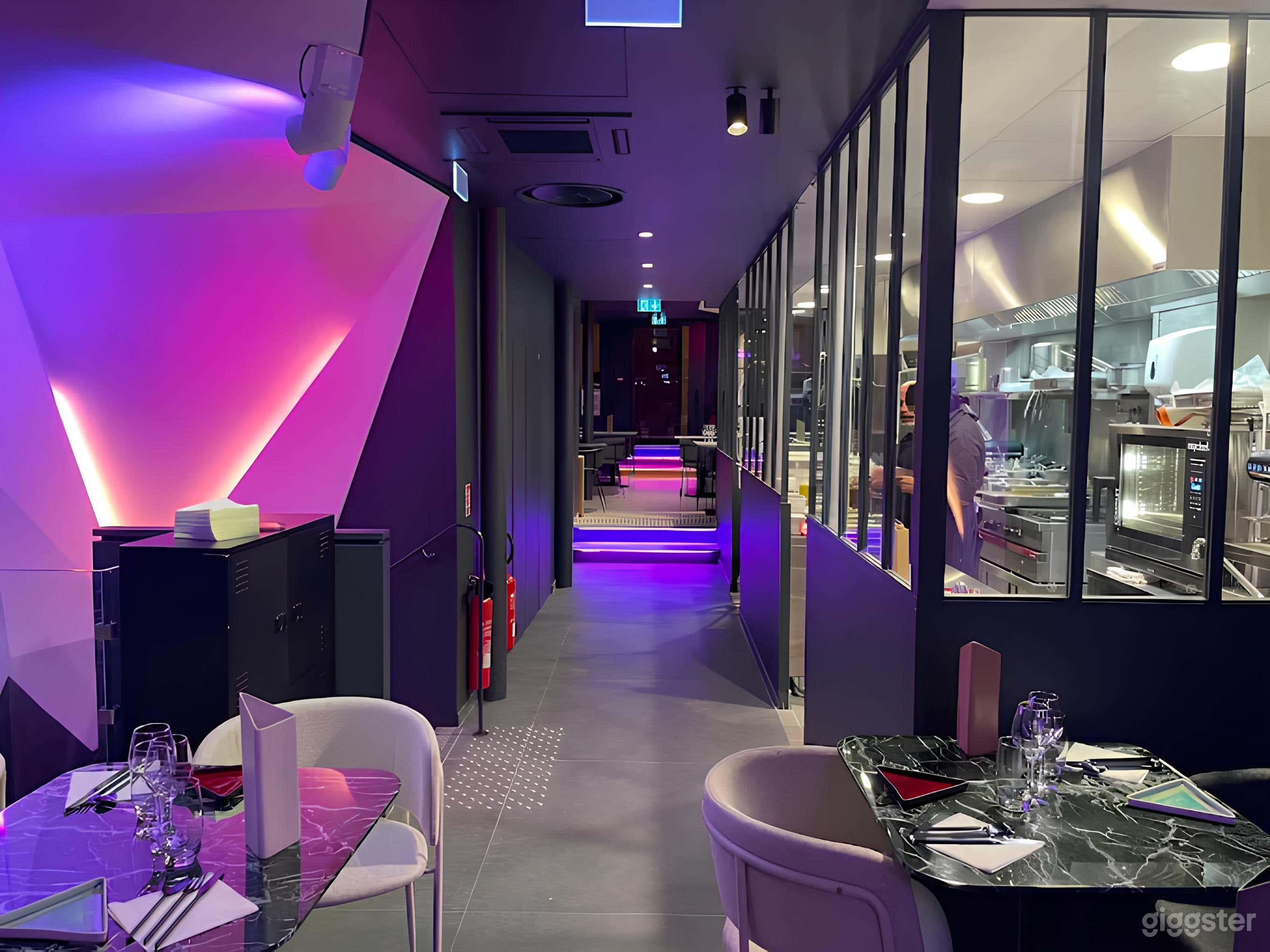 Photo de Comedy Club Restaurant Moderne aux Intérieurs Illuminés 3