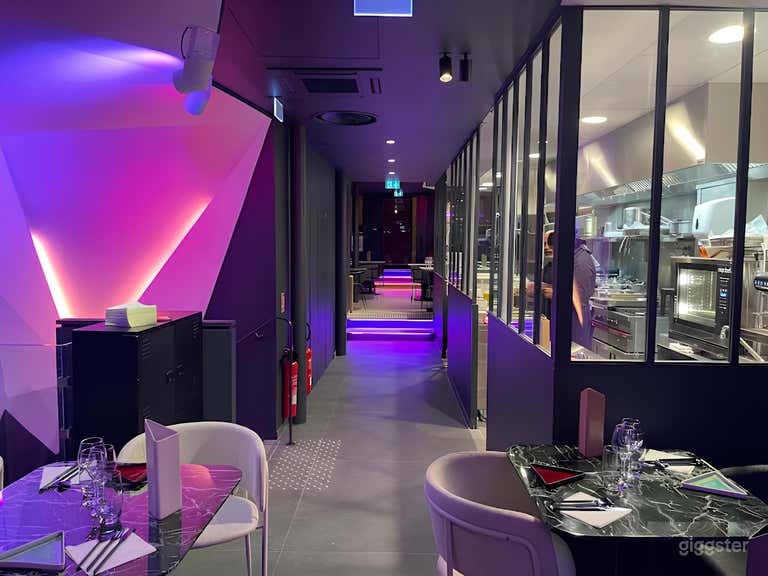  Comedy Club Modernes Restaurant mit beleuchteten Innenräumen 