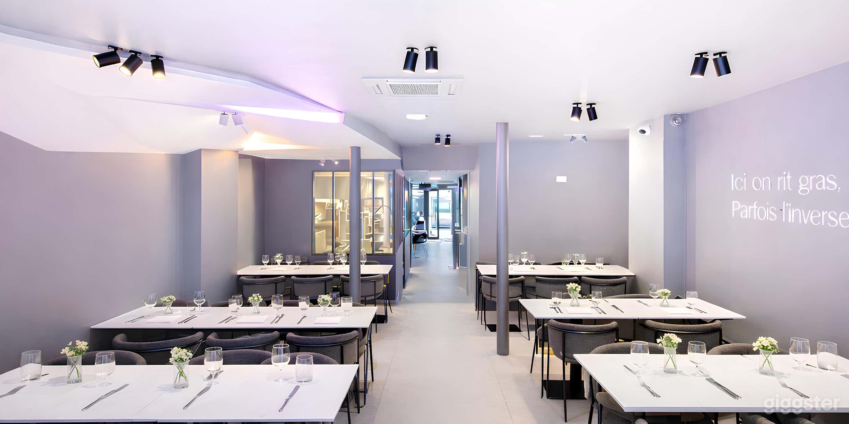 Photo de Comedy Club Restaurant Moderne aux Intérieurs Illuminés 4
