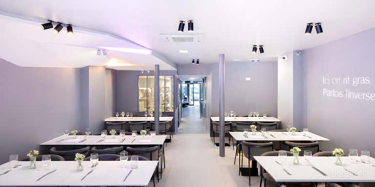  Comedy Club Modernes Restaurant mit beleuchteten Innenräumen 