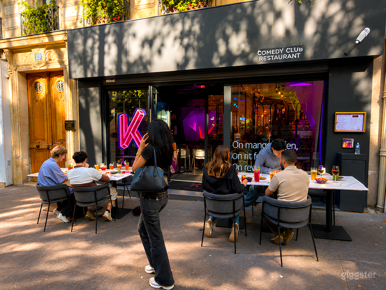  Comedy Club Modernes Restaurant mit beleuchteten Innenräumen 