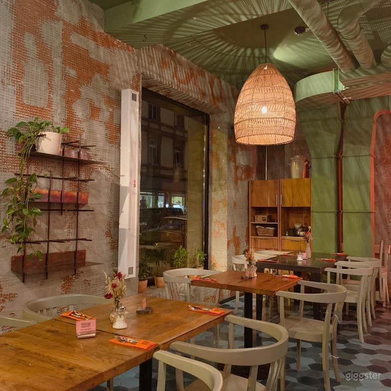  Restaurant und Bar im Industriestil mit Innenhof 