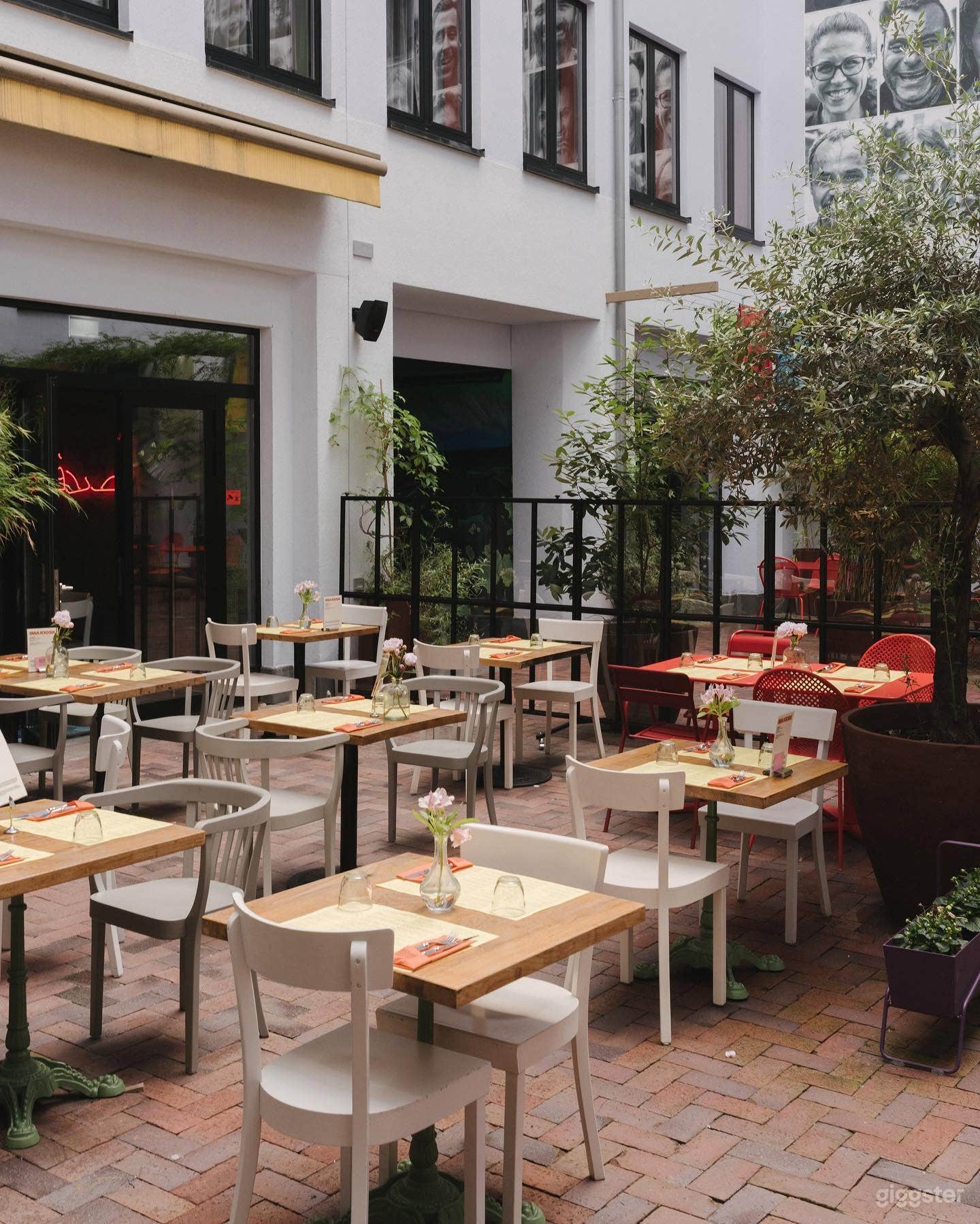 Restaurant und Bar im Industriestil mit Innenhof Foto 1